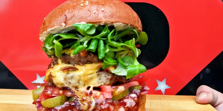 Doublecheesburger se slaninou, čedarem a BBQ omáčkou v domácí housce
