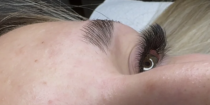 Laminace obočí dodá vašim chloupkům upravený vzhled a opticky je zahustí.