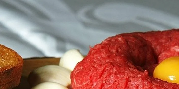 150g Tatarského bifteku se 6 česnekovými topinkami