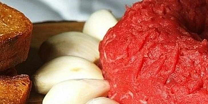 150g Tatarského bifteku se 6 česnekovými topinkami