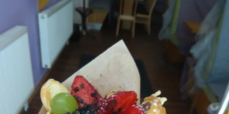 Bubble vafle se zmrzlinou, ovocem a posypem podle výběru pro 1 osobu