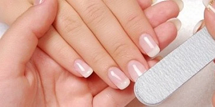 Základní modeláž gelových nehtů s permanentní francouzskou manikúrou