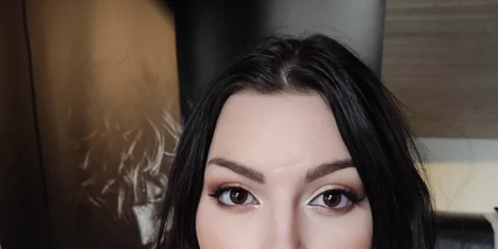 Jak vybrat správný odstín make-upu a pudru, jak aplikovat tvářenku, vybrat oční stíny a správně nanést řasenku.