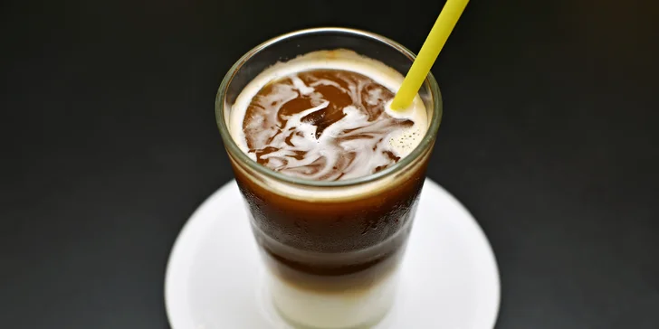 Tiramisu, cheesecake nebo čokoládový dort a nápoj podle výběru