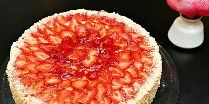 Tiramisu, cheesecake nebo čokoládový dort a nápoj podle výběru