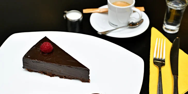 Tiramisu, cheesecake nebo čokoládový dort a nápoj podle výběru