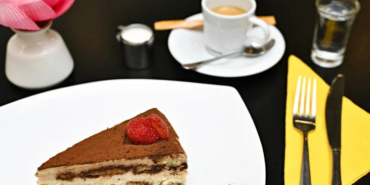 Tiramisu, cheesecake nebo čokoládový dort a nápoj podle výběru