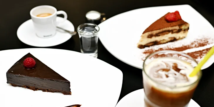 Tiramisu, cheesecake nebo čokoládový dort a nápoj podle výběru