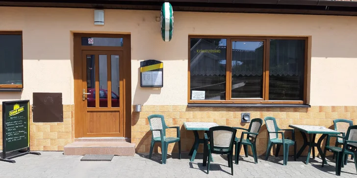 Domácí burger odshora až dolů: bulka, vyzrálé hovězí maso, hranolky, dresink
