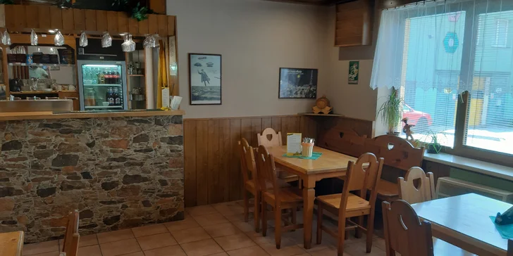 Domácí burger odshora až dolů: bulka, vyzrálé hovězí maso, hranolky, dresink