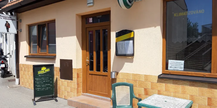 Domácí burger odshora až dolů: bulka, vyzrálé hovězí maso, hranolky, dresink