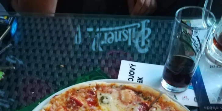Pizza dle výběru s průměrem 32 cm: šunková, salámová, kuřecí i tvarůžková