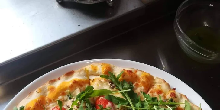 Pizza dle výběru s průměrem 32 cm: šunková, salámová, kuřecí i tvarůžková