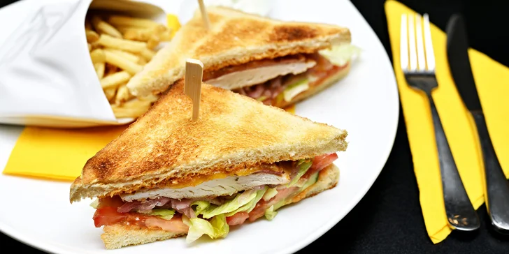 Kuřecí nebo vegetariánský sendvič s kávou, limonádou nebo čajem