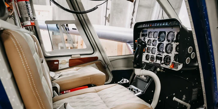 O vaše pohodlí a krásný zážitek plný příjemných pocitů se postará prostorný vrtulník Bell 206B pilotovaný profesionálním pilotem z Heli Czech s. r. o. 
