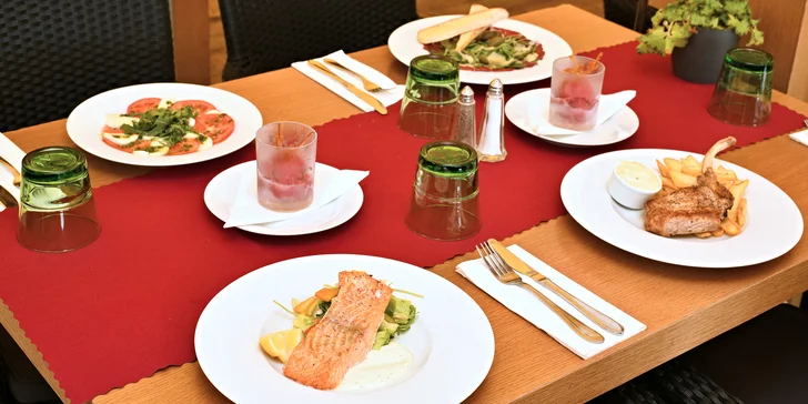 Tříchodové menu podle výběru s výhledem na Karlův most pro 2 osoby