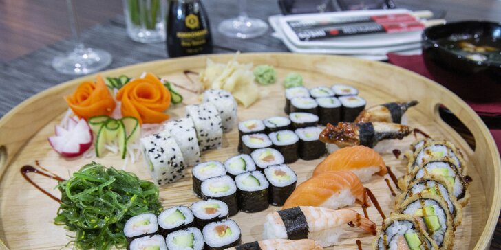 30 nebo 40 rolek v setu: sushi s lososem, avokádem, ale i s úhořem či krevetou