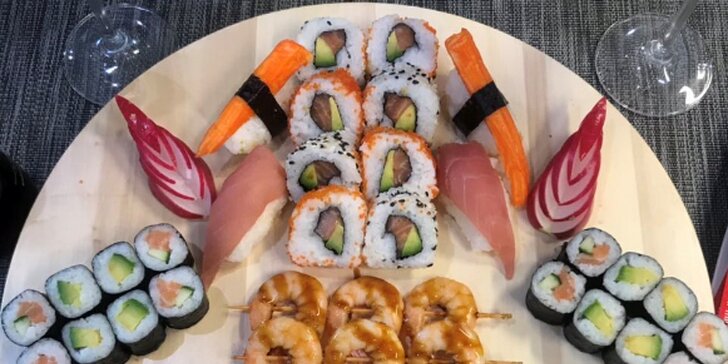 30 nebo 40 rolek v setu: sushi s lososem, avokádem, ale i s úhořem či krevetou