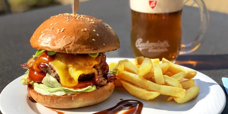 Burger z vyzrálého hovězího chuck roll a domácí hranolky pro 1 i 2 osoby