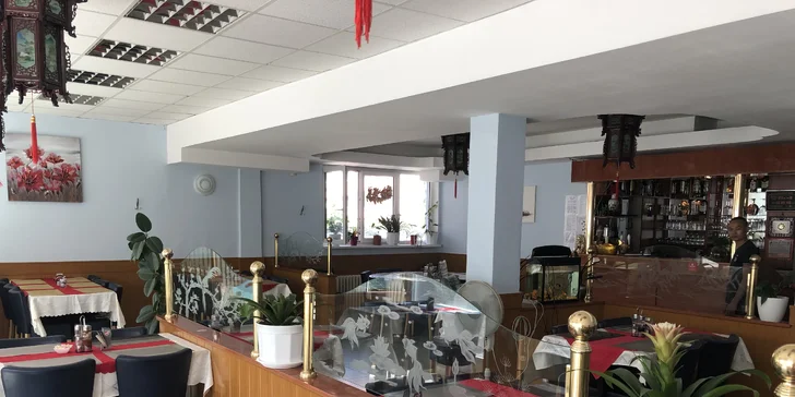 4chodové thajské menu: minizávitky, pikantní polévka, červené kari i ovoce