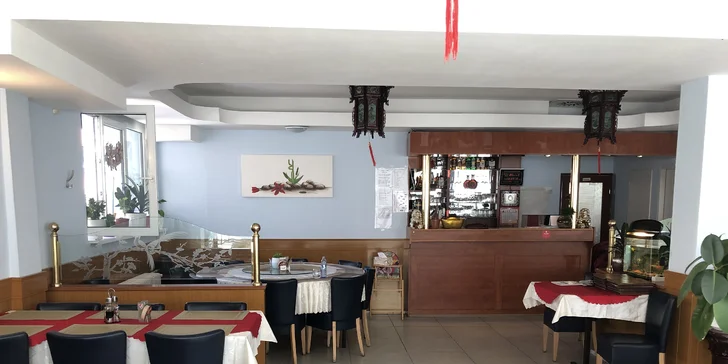 4chodové thajské menu: minizávitky, pikantní polévka, červené kari i ovoce