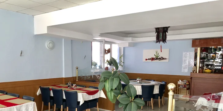 4chodové thajské menu: minizávitky, pikantní polévka, červené kari i ovoce