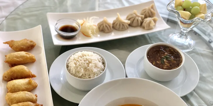 4chodové thajské menu: minizávitky, pikantní polévka, červené kari i ovoce