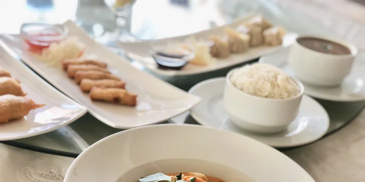 4chodové thajské menu: minizávitky, pikantní polévka, červené kari i ovoce