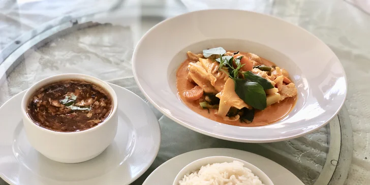 4chodové thajské menu: minizávitky, pikantní polévka, červené kari i ovoce