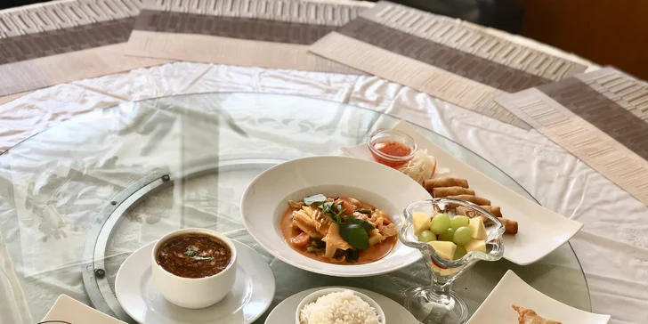4chodové thajské menu: minizávitky, pikantní polévka, červené kari i ovoce