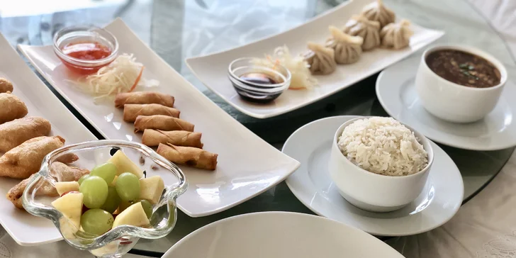4chodové thajské menu: minizávitky, pikantní polévka, červené kari i ovoce
