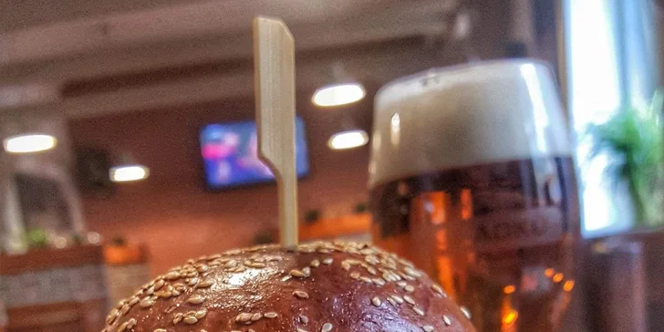Pořádný burger: výběr ze 3 druhů, 200 g hovězího masa a hranolky