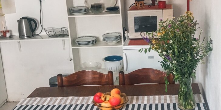 Pobyt v domku u Lednicko-valtického areálu: ložnice a vybavená kuchyň