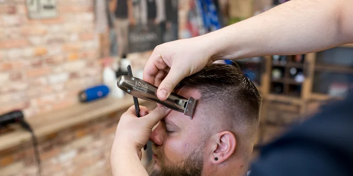 Posaďte na holičský trón a nechajte barbera konať svoju povinnosť!