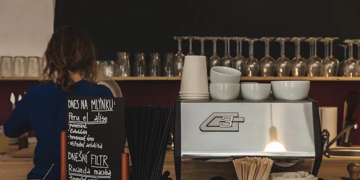 Sklenka vína a sendvič dle výběru pro 1 nebo 2 osoby v kavárně Mezičasy