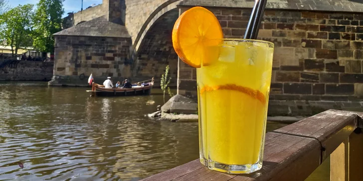 Ledová káva nebo limonáda a cheesecake s výhledem na Karlův most