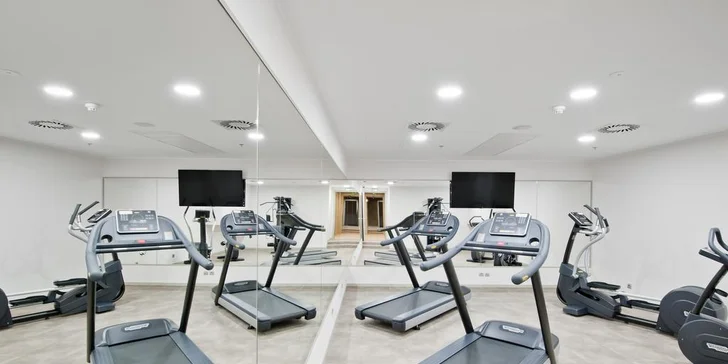 V hotelu mají fitko, kde si můžete před odpočinkem zacvičit.