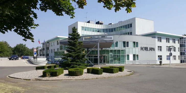 Hotel je přímo u tenisových kurtů.