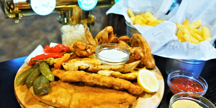 Masové prkno: 0,5 či 1 kg masa, pečená křídla, hranolky, zelenina a dipy