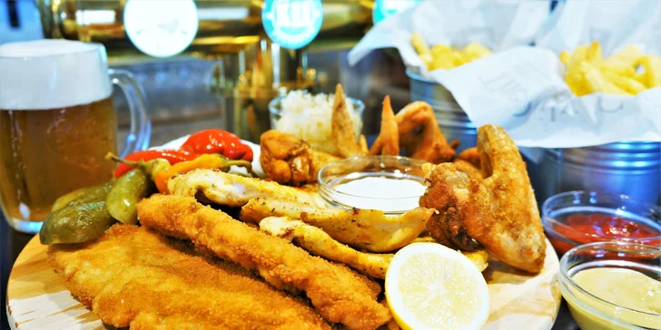 Masové prkno: 0,5 či 1 kg masa, pečená křídla, hranolky, zelenina a dipy