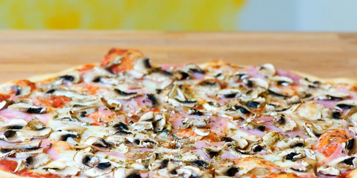Pizza o průměru 30 cm v Hospůdce u Šošona: veganská, tyrolská i sladká