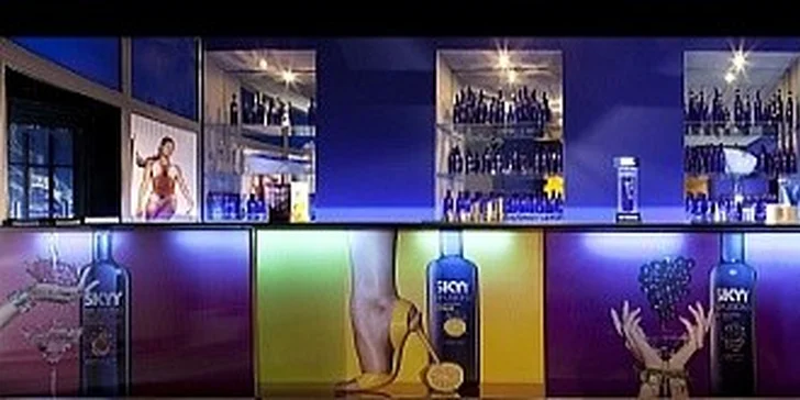 1l láhev prémiové americké Skyy vodky s pěti energy drinky