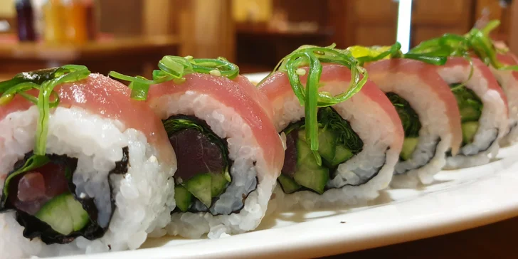 Sushi sety o 18 ks: rolky sezamové, s tuňákem nebo lososem