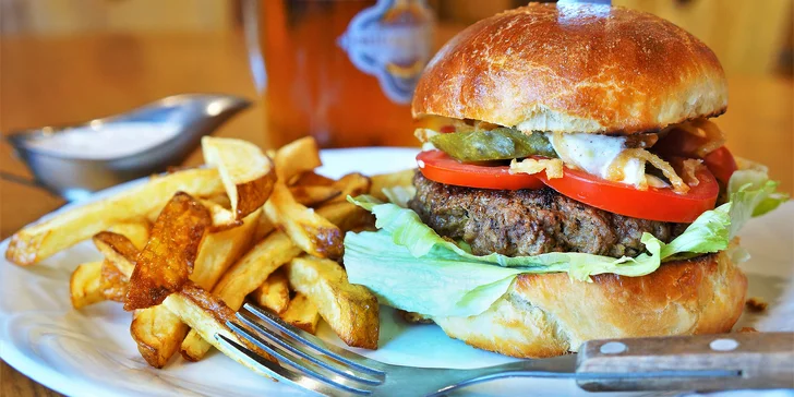 Domácí burger odshora až dolů: bulka, vyzrálé hovězí maso, hranolky, dresink