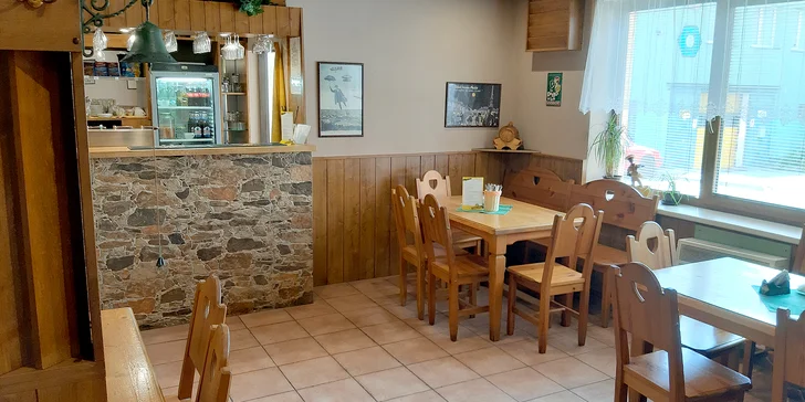 Domácí burger odshora až dolů: bulka, vyzrálé hovězí maso, hranolky, dresink