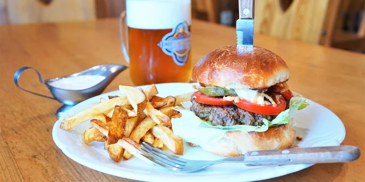 Domácí burger odshora až dolů: bulka, vyzrálé hovězí maso, hranolky, dresink