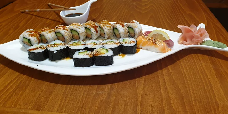 Sushi sety o 18 ks: rolky sezamové, s tuňákem nebo lososem