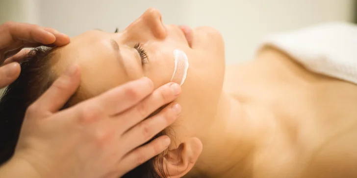 Komplexní ovocné ošetření vč. relaxační masáže hlavy, těla i chodidel