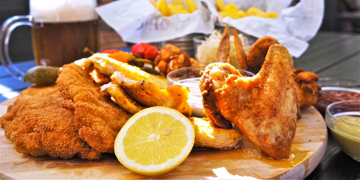 Masové prkno: 0,5 či 1 kg masa, pečená křídla, hranolky, zelenina a dipy