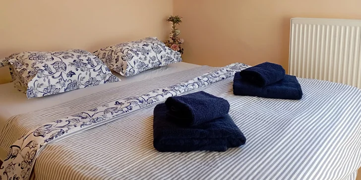 Zabydlíte se v útulném dvoulůžkovém pokoji, ve kterém najdete pohodlnou postel a koupelnu se sprchou a toaletou.